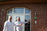 Modernes Mehrfamilienhaus statt alte Schule – Für ihren energieeffizienten Umbau in Quelkhorn erhielten Matthias Büchtmann und Rüdiger Meyer die „Grüne Hausnummer“