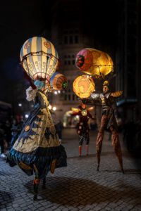 Lichterzauber mit Stelzenart - fantastische Steampunk Figuren und Confusao Samba Band @ Rathausplatz