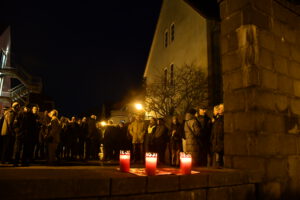 Gedenkveranstaltung zum Jahrestag der Pogromnacht in Achim @ am Gedenkstein für Liesel Anspacher vor dem Haupteingang der IGS Achim